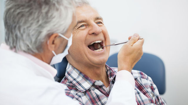 Cuidados bucais específicos com IMPLANTES