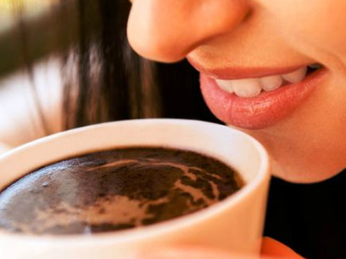 Uma das bebidas mais queridinhas dos brasileiros, também é uma das mais consumidas em todo mundo. Tomar café se tornou um hábito, seja após acordar, depois do almoço ou durante aquela reunião, além de ser um aliado importante na hora de enfrentar um longo dia de trabalho. Mas, ele também pode ser um vilão e causar o escurecimento dos dentes.